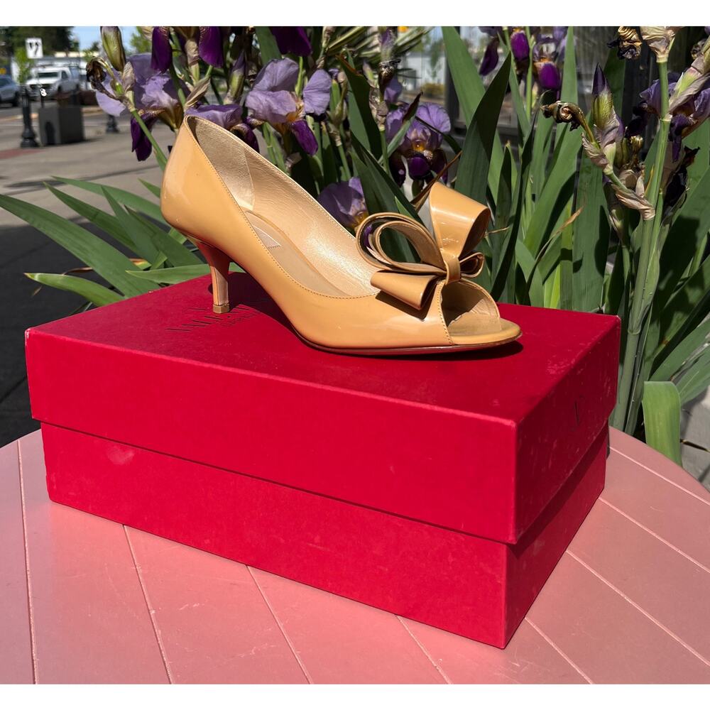 VALENTINO Couture Tan Patent Leather Bow Accent Heels w/box Sz. 38 1/2